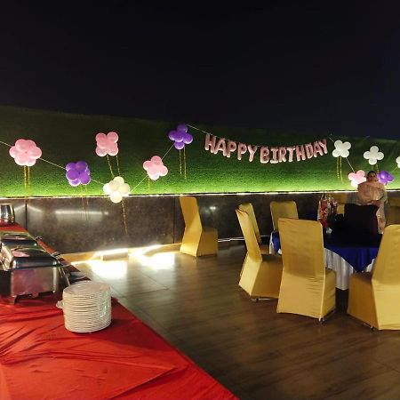 Airport Hotel Bollywood Paradise Ню Делхи Екстериор снимка